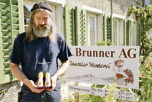 Robert Brunner von der Wehntaler Mosterei E. Brunner AG wäre betroffen von einem Verbot des Ionenaustausch-Verfahrens. Für 3000 Mostbirnenbäume wäre der Absatz verloren, sie müssten gerodet werden.