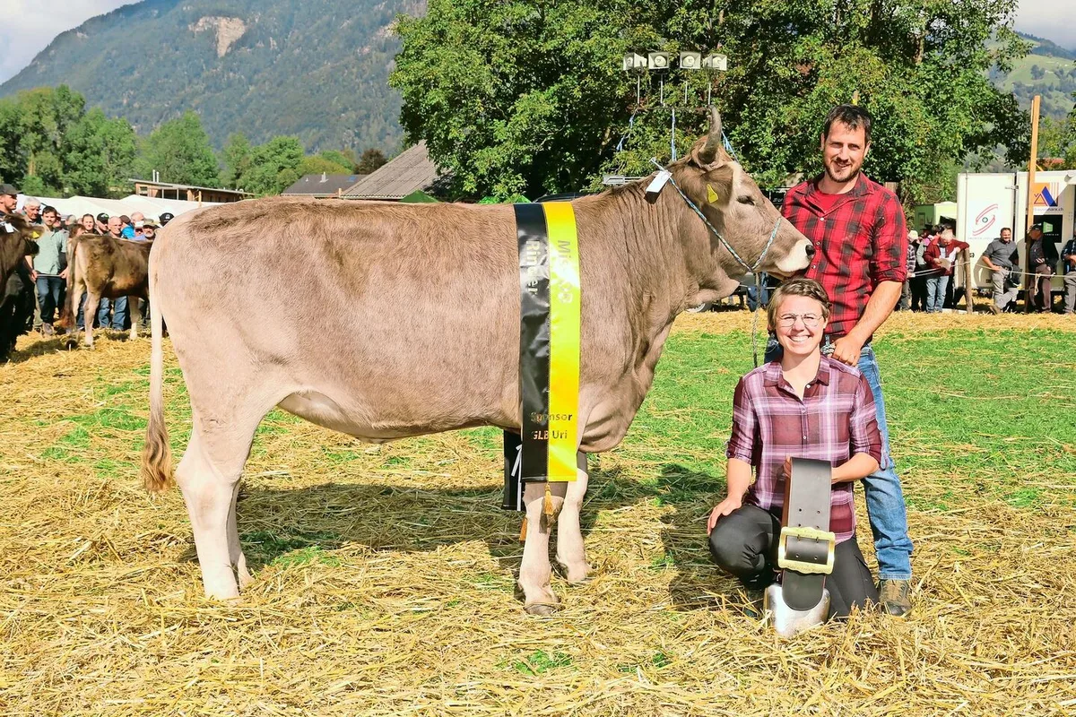 c810475a57625a6beea1f542ae602ae5718a1773babd2d5e576dfc68bbee4e08 Fränzi und Thomas Arnold aus Bürglen strahlten nach dem Rinder- Champion-Titel OB von ihrer Harlei Hope um die Wette.