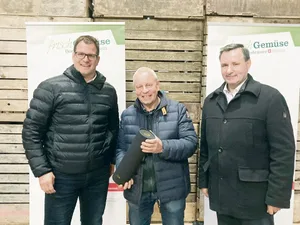 Manuel Strupler, Präsident des Verbands Gemüseproduzenten Thurgau und Schaffhausen, sein Vorgänger Hans Ott und VSGP-Präsident Werner Salzmann (v. l. n. r.). (Bild Alexandra Stückelberger)