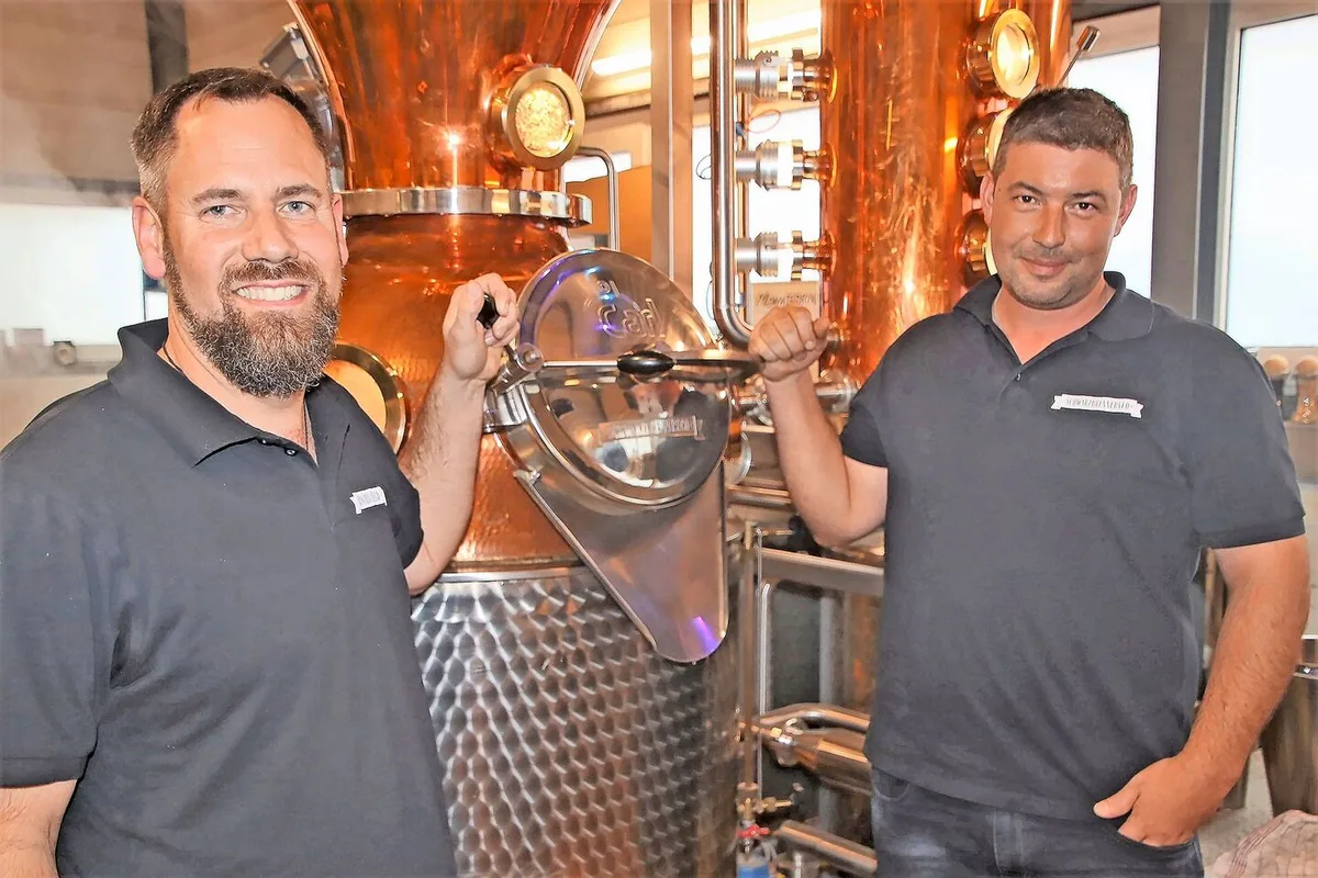 Die beiden «Schwarzbrenner» Daniel Sandmeier (links) und Sandro Köpfli öffneten am nationalen Tag «Die Schweiz brennt» die Türe ihrer Brennerei in Ramsen.