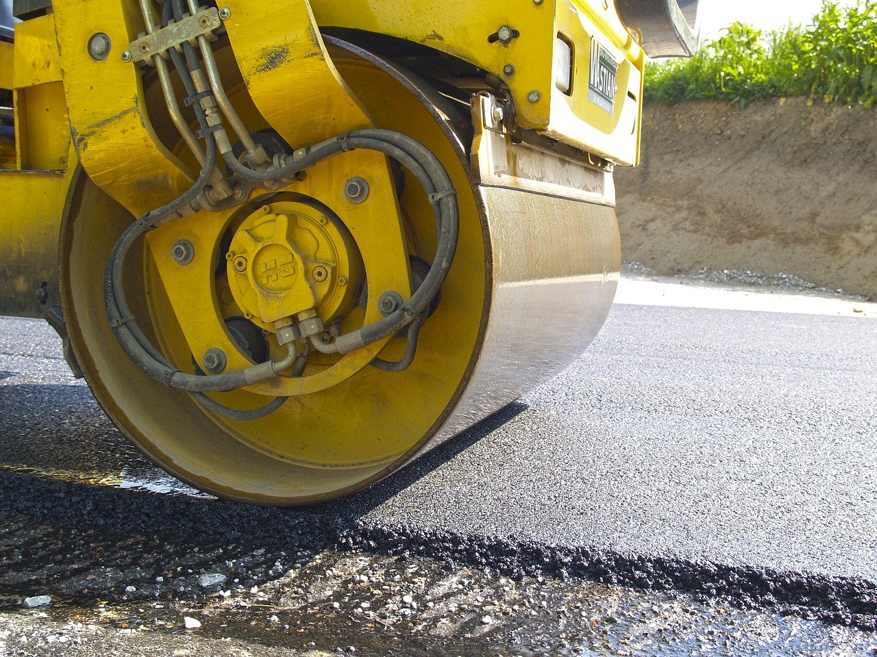 Plötzlich rutschte dem 79-jährigen vermutlich die Kupplung des Traktors aus der Hand. Er prallte mit seinem Fahrzeug leicht gegen die Strassenwalze. (Symbolbild Pixabay)