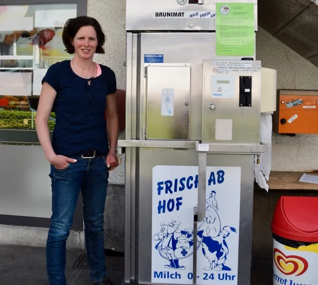 22c8ecb9ab3dc26268f767cc431a704323abb732 Andrea Tanner-Schwarz vor ihrem Milchautomaten vor der Bäckerei Galli in Steffisburg BE. (Bilder jba)