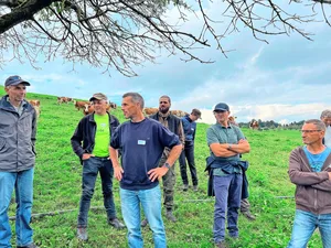 Peter Heller (im blauen Pullover) zeigte seinen Weidemilch-Kollegen die Weiden auf dem Betrieb Hinter-Oberberg in Willisau LU.