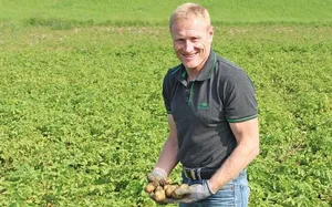 Hansjörg Meier ist Pflanzenbauberater bei Agroline und baut auf seinem Familienbetrieb in Rickenbach ZH mit Leidenschaft rund 6 Hektaren Kartoffeln an.