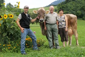 Therese und Sepp Lussi mit Sohn Sepp präsentieren ihre Ausnahmekuh Sesam Santara. (Bild: Reto Betschaft)