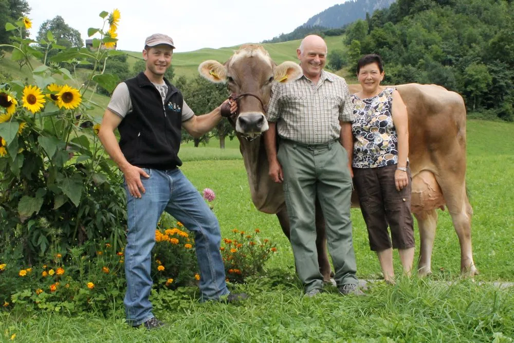 Therese und Sepp Lussi mit Sohn Sepp präsentieren ihre Ausnahmekuh Sesam Santara. (Bild: Reto Betschaft)