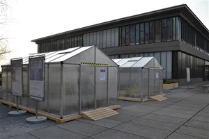 Auf dem Areal der Hochschule für Technik in Rapperswil stehen zwei Gewächshäuser, in denen man zwei verschiedene Klimaszenarien für das Jahr 2085 erleben kann. (Bilder jsc)