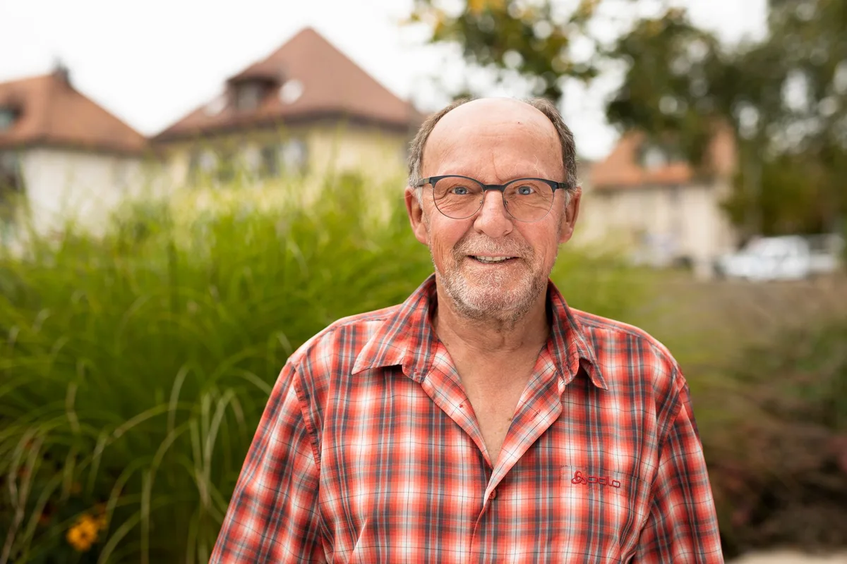 0db661eb695f3d5b5a117ca8e9653673240a7e32 Unterstützung direkt von Mensch zu Mensch: Als Experte und Mitglied des Projekausschusses erlebte Pierre Praz gleich doppelt, dass sich diese nur teilweise durch digitale Kontakte ersetzen lässt. (Bild Isabel Plana, Schweizer Berghilfe)