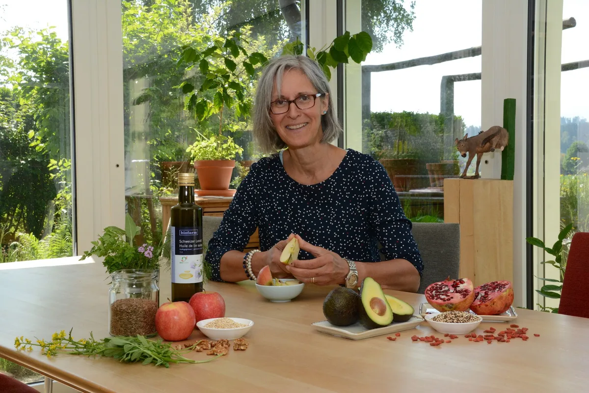 e9acccc3459ff7d9090c3fba1b0cc6fb6ed22737 Garten- oder Wildkräuter, Leinsamen und -öl, Äpfel, Haferflocken und Baumnüsse statt Avocado, Granatapfel, Quinoa oder Goji-Beeren: Madeleine Studer setzt gerne auf einheimisches "Superfood". (Bild Andrea Gysin)