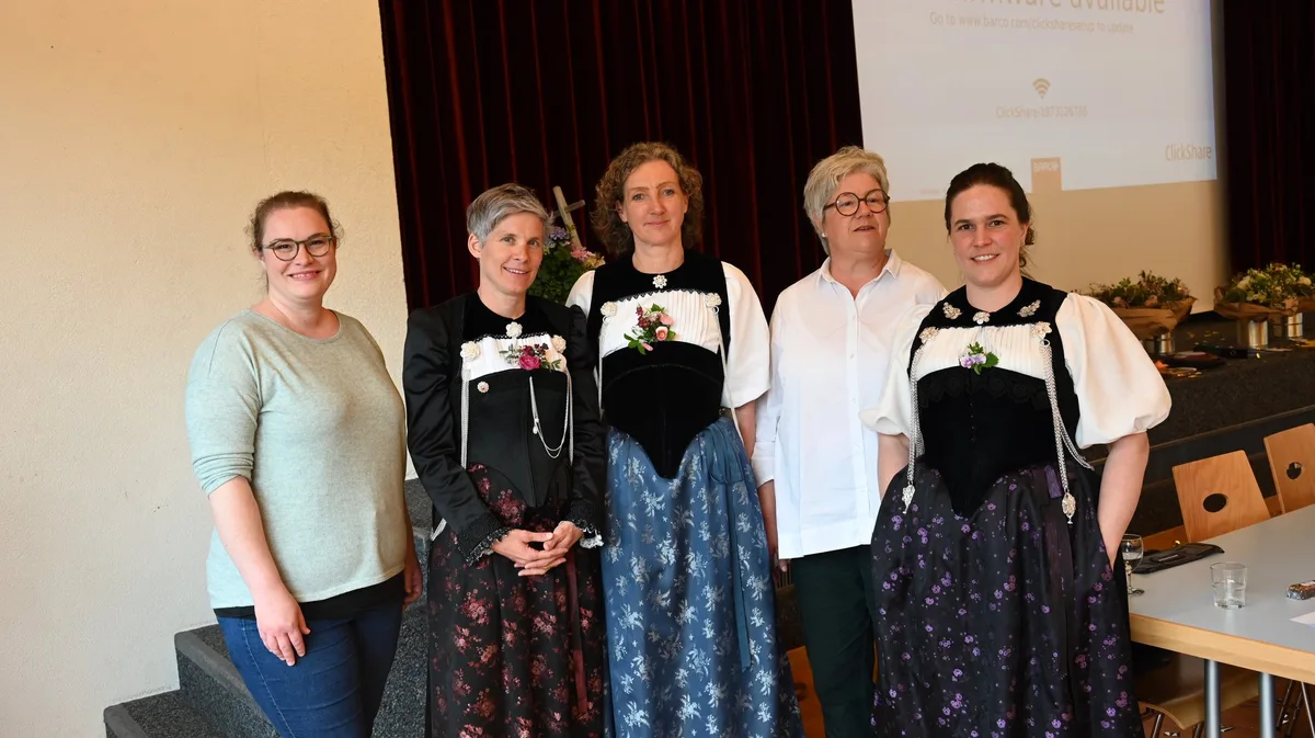 Der_neu_zusammengesetzte_Vorstand__v._l.__Carol_Stephanie_Hofer__Christa_Krähenbühl__Ursula_Brönnimann__Christine_Gafafer_und_Nicole_Kramer Beim Verband Bernischer Landfrauenvereine treten gleich fünf Vorstandsmitglieder zurück, doch Knatsch gibt es keinen