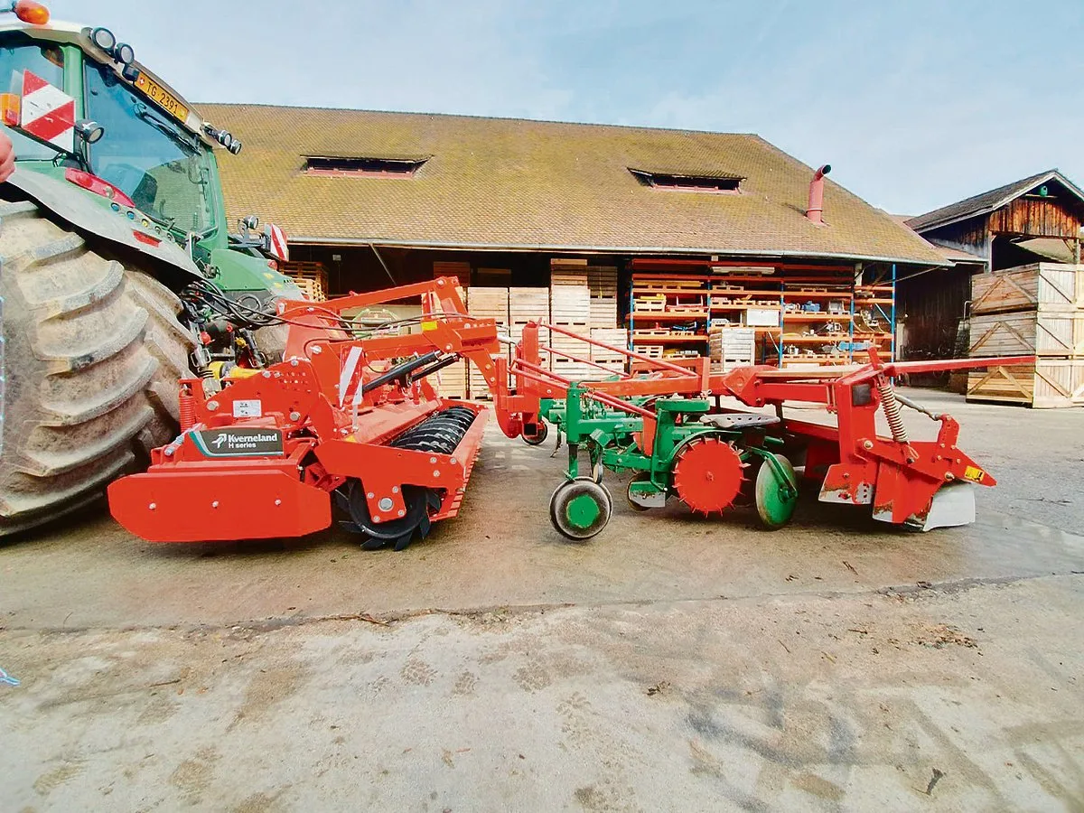 0132d3fa54637b5e657482ad47ffa52feea46fd8 Mit dem umgebauten Halbautomat erledigt Kartoffelproduzent Daniel Erb drei Arbeitsgänge in einem Schritt.(Bild Daniel Erb)