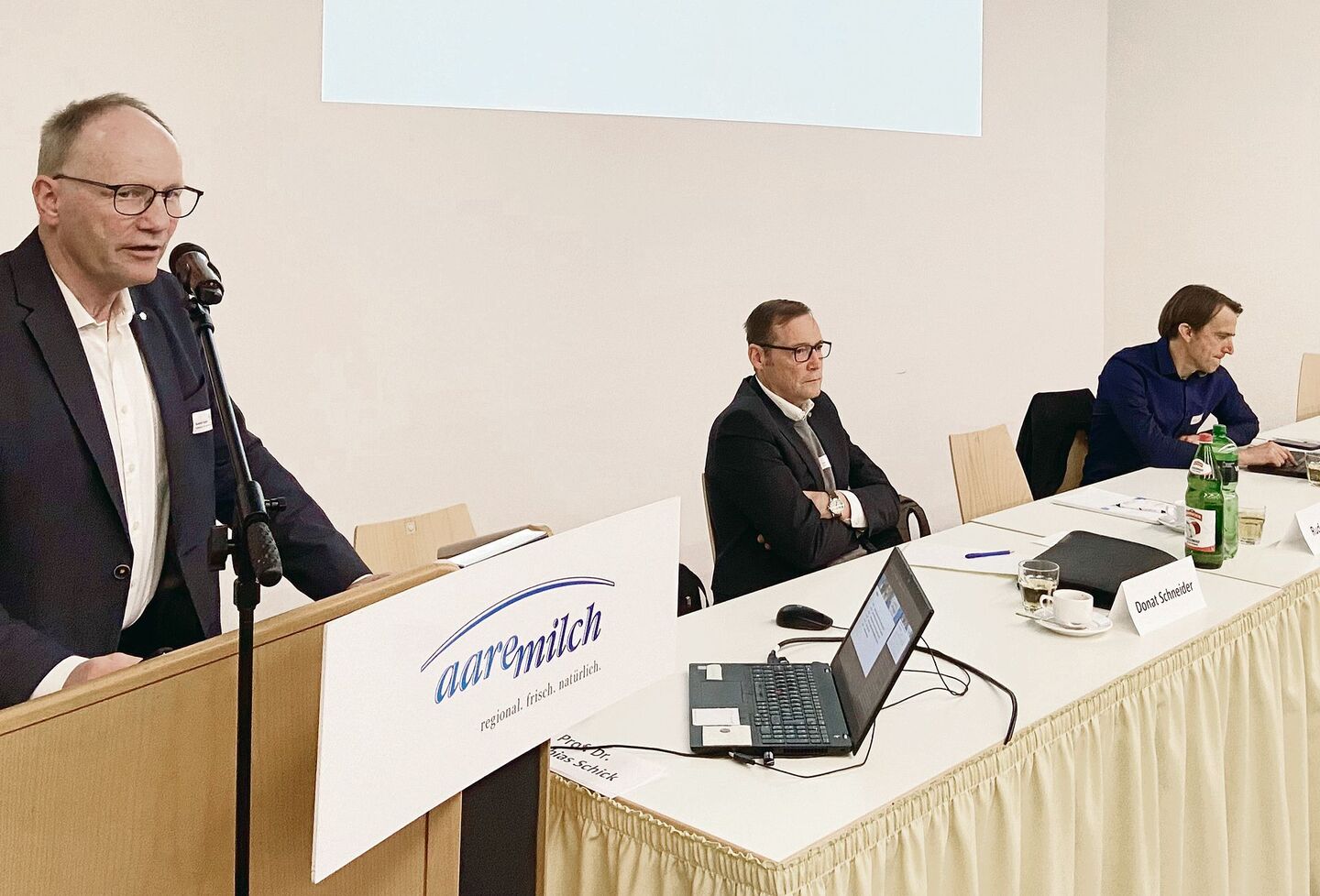 «Die Richtung stimmt»: Aaremilch-Präsident Ruedi Bigler mit Donat Schneider und Andreas Stämpfli von der Geschäftsstelle (v.l.).
