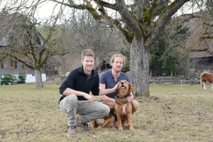 Gabriel (links) und Michael Peter mit Hofhündin Cara, die zum Star der Crowdfunding-Kampagne avancierte. (Bilder Andrea Gysin)