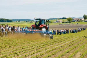 Maschinendemos sind ein beliebter Teil des jährlichen Bio-Ackerbautages. Dieses Bild eines Rollhackgeräts (Carré Rotanet) entstand 2017 in Cournillens FR. (Bild Bio Suisse)