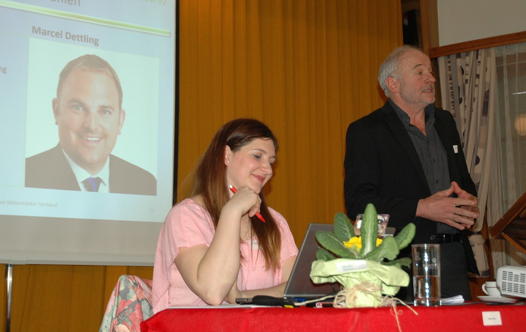Trotz parlamentarisch bedingter Abwesenheit wurde Nationalrat Marcel Dettling (l.) einstimmig in den Vorstand des Schweizer Kälbermästerverbandes gewählt. (Bilder js)