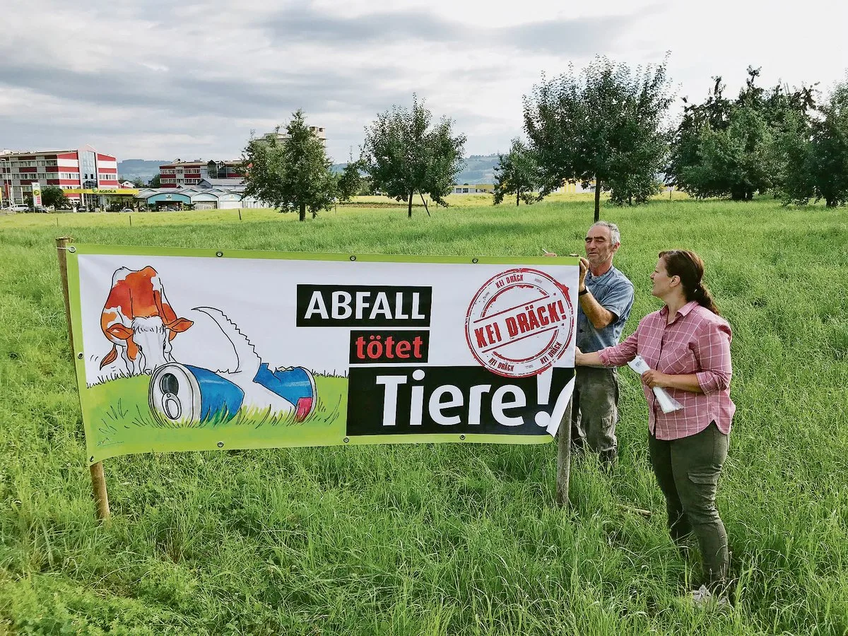 398a65538b8efa80ea54f98176ff7c128e4cea98 In Oberkirch wurde die Feldrandplache von Landwirt Klaus Muff und Madeleine Grüter, Öffentlichkeitsarbeit LBV, aufgestellt. Das Feld liegt an der Umfahrungsstrasse nahe der Landi-Tankstelle, wo der Abfall ein grosses Problem darstellt.(Bild Franziska Jurt)