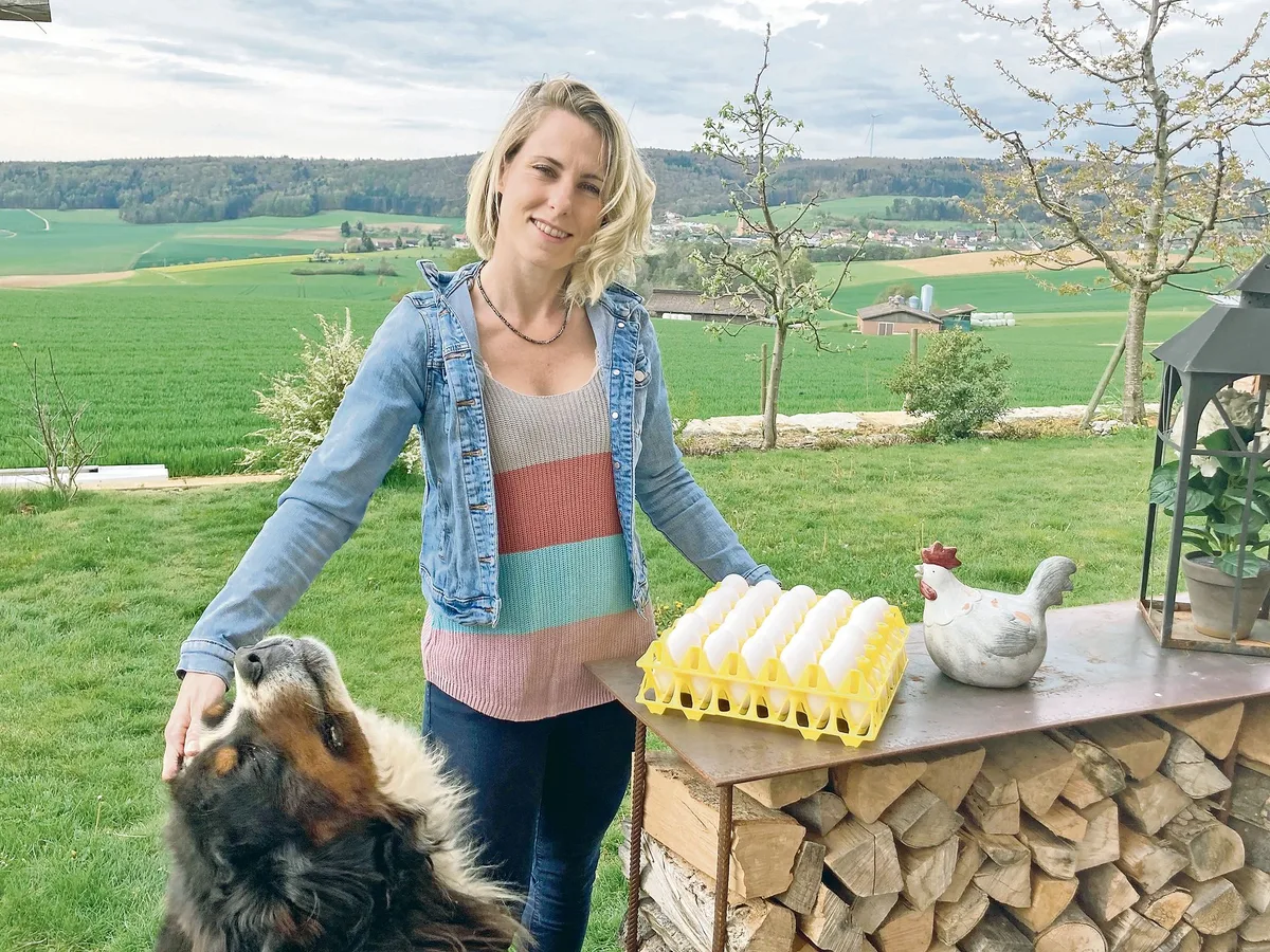 767bca05cffef3d395be62ec61b6fb4c5dcddf37 Lisa Fuchs ist im nördlichen Teil des Kantons Schaffhausen zuhause. Sie betreibt eine Vermarktungsplattform und stellt selbst Produkte aus Eiern der hofeigenen Hennen her. Mit auf dem Bild ist Familienhündin Emily.(Bild Alexandra Stückelberger)