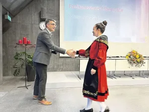 Regierungsrat Marcus Caduff überreichte die Diplome und gratulierte allen Absolvent(innen) – hier mit Katja Schnider, Ilanz.