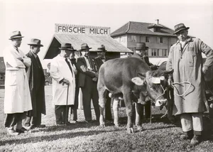 Milchwerbung gab es auch schon 1941. In der Bildmitte Verbandsdirektor Fritz Glättli.