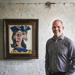 Hanspeter Benz mit «Buste de femme au chapeau (Dora)» von Picasso im alten Stall in Wettingen. Auch Picassos Enkelin, Diana Widmaier besuchte den Event und sagte gegenüber der «20 Minuten», der Stall sei ihre erste Wahl als Gewinner-Ort gewesen. (Bild zVg)