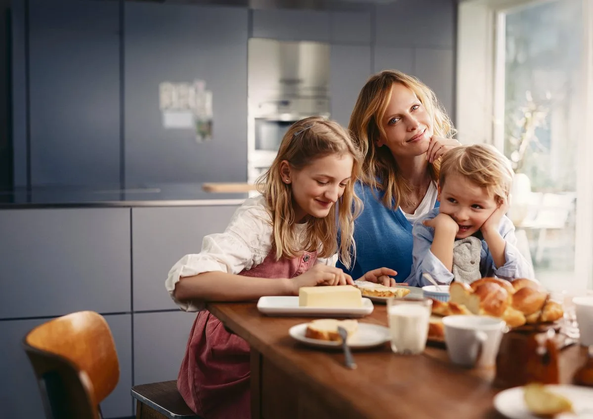 3fb7f95f580bbf3b0250efe4fbb9d60dad79e858 Sarina Arnold wirbt aktuell mit ihren Kindern Felice (12) und Lean (4) für Schweizer Butter. Sie soll auch in Zukunft als Botschafterin für Swissmilk zum Einsatz kommen. (Bild Per Kasch)
