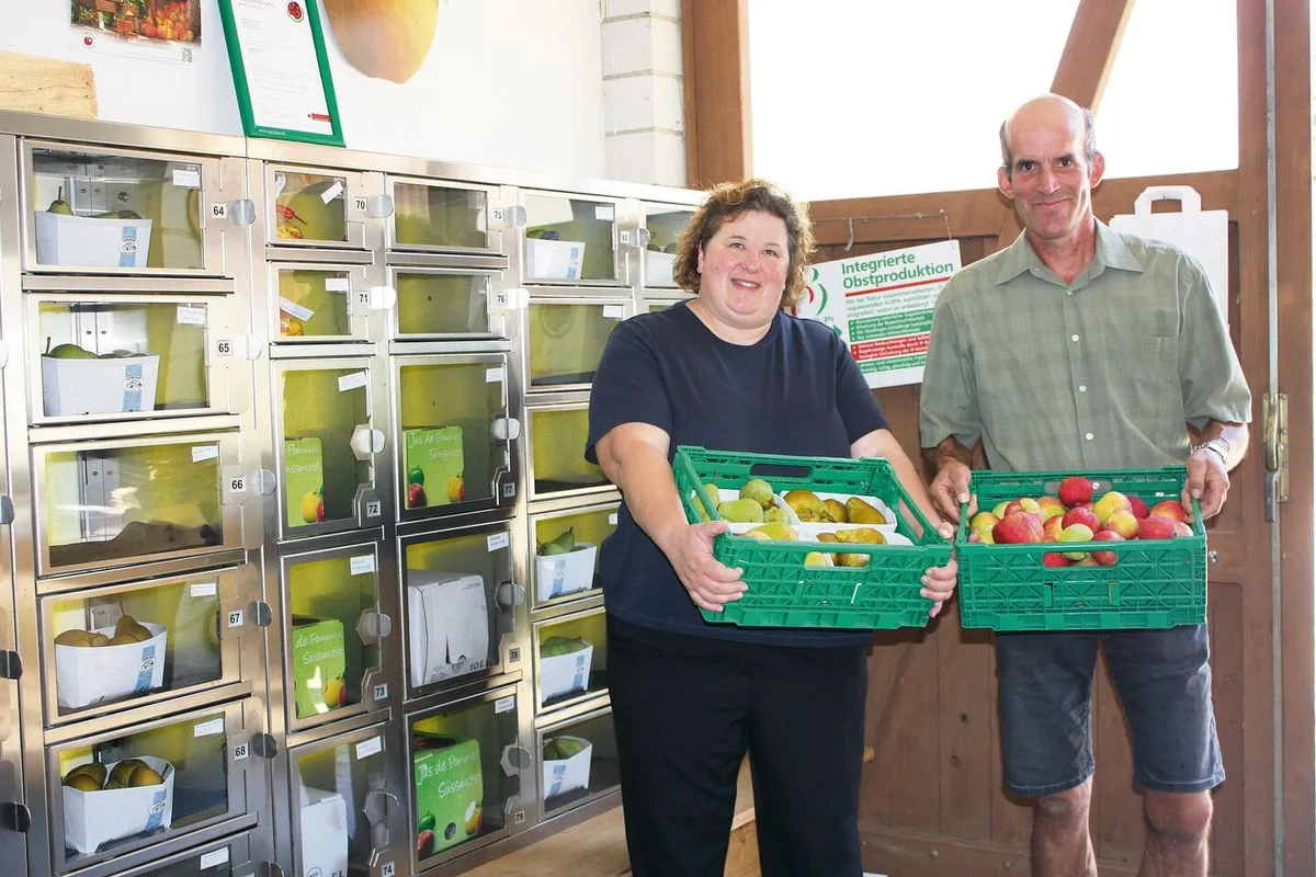 e76a176c5dc83b4b087883b6dc9ec96b5b2ed015c9bd3ef216e1c75f4e8d5d0c Susanne und Andreas Hedinger neben dem Verkaufsautomaten. Die Investition hat sich für das Bauernpaar gelohnt.