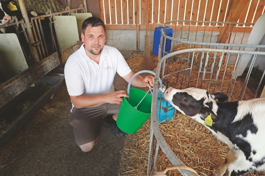 Young Farmer Jörg Lisebach hilft bei Arbeitsspitzen und Ferienabwesenheiten auf dem Hof der Eltern mit. Bild: Ruben Sprich