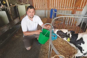 Young Farmer Jörg Lisebach hilft bei Arbeitsspitzen und Ferienabwesenheiten auf dem Hof der Eltern mit. Bild: Ruben Sprich