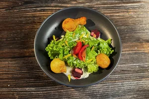 Als Vorspeise serviert Aurelia Nauer einen Saisonsalat mit frittierten Siedwurst-Rädli.
