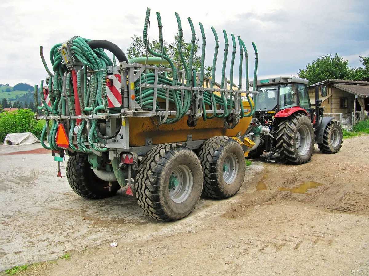 4def21d88daba24b1bb939918676596c81917f0f95982ea73c2d42d351719ca3 Mit dem Schleppschlauchverteiler soll die Gülle zukünftig umweltschonender ausgebracht werden.