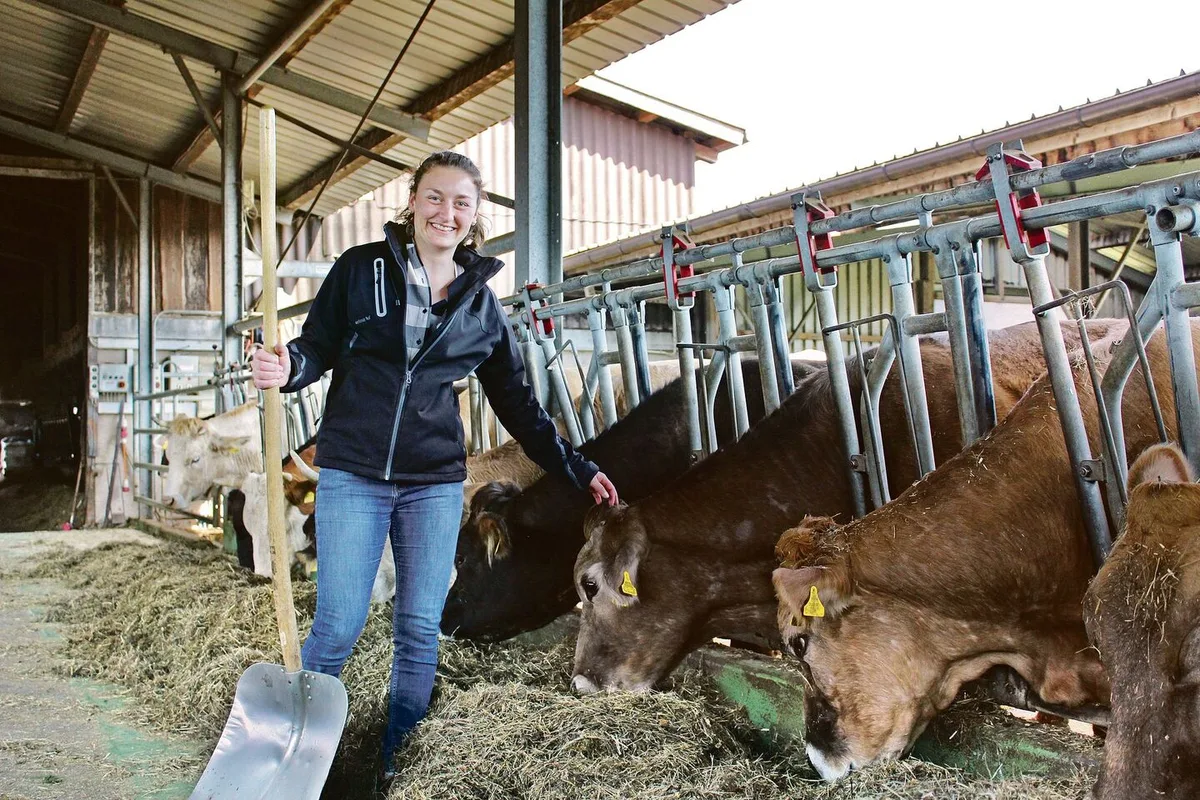 32ad7f24c4f4f7201ca3331c834e902499337de9d066bb33a83317c6b8b8063b Manuela Ritz kümmert sich auf dem Hof unter anderem um die 55 Mutterkühe mit ihren Kälbern. Zudem ist sie eine leidenschaftliche Weinbäuerin.