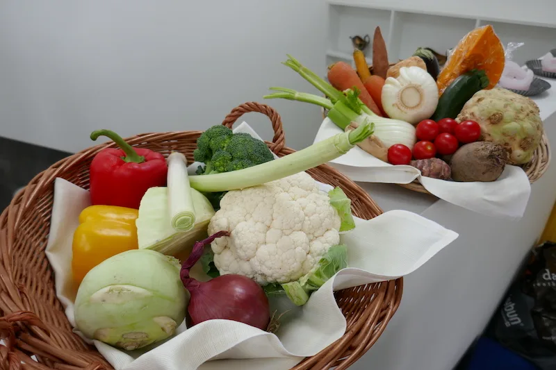 2fa0ab8293a40ca3aaadbcd6a191d06a13577f1b Die falsche Lagerung ist ein grosser Vitaminkiller, frisches Gemüse deshalb möglichst sofort verwenden oder tiefkühlen. Auch im Kühlschrank sinkt der Vitamingehalt mit der Lagerdauer. (Bilder Monika Neidhart)