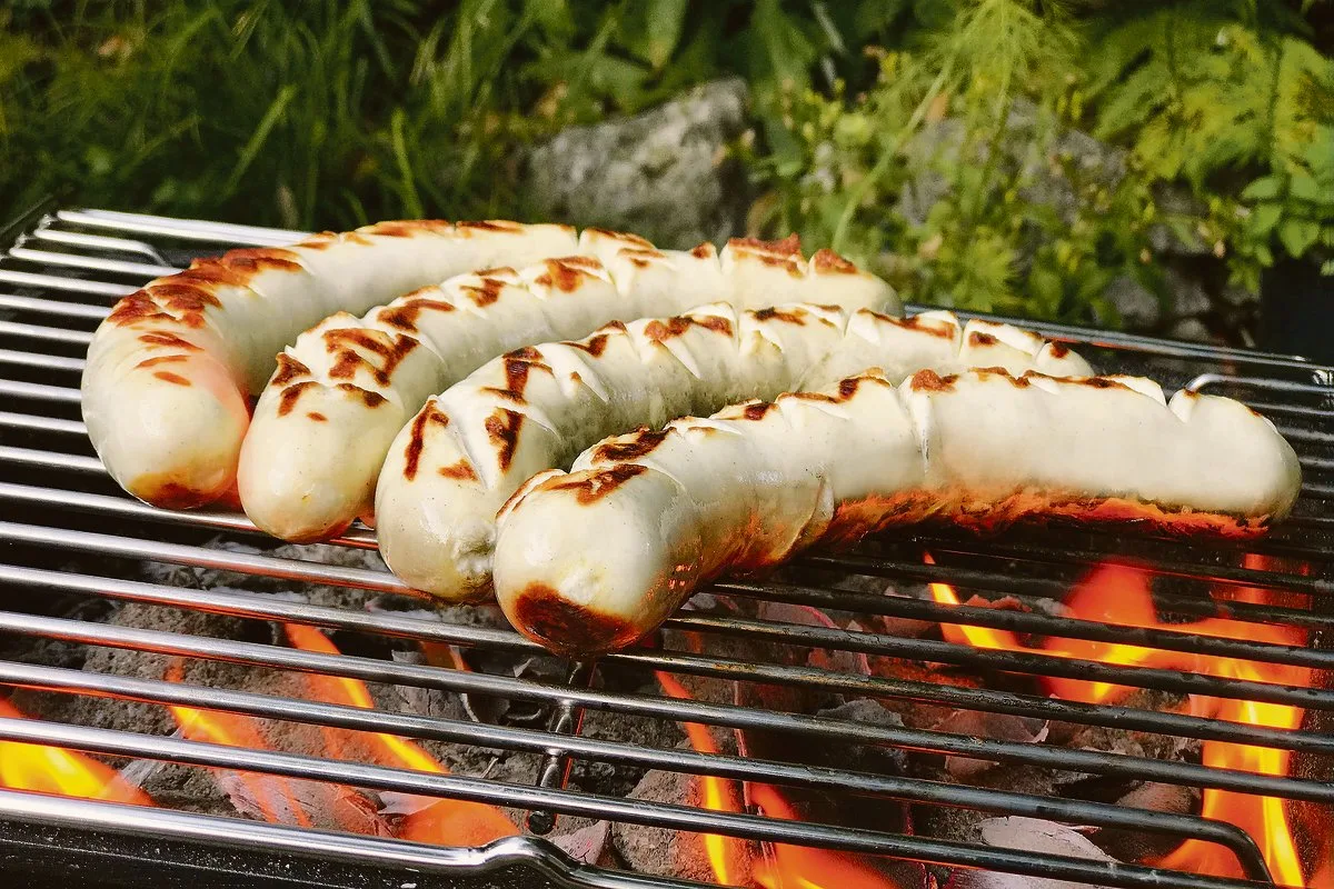977a51b113d6bb1736c3152b9b41fb1bb92533f3 Die Egli-Bratwurst, hergestellt aus Schweizer Zucht-Egli, ist auf dem Grill optisch von einer Kalbsbratwurst nicht zu unterscheiden. (Bilder zVg / La Perche Loë)