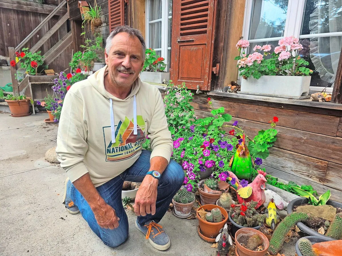 Ueli Spring vor seinem Seeländer Bauernhaus in Lyss. Hier entstehen rund 45 verschiedene Sorten Konfitüre. Der kreative Landwirt geht damit auch aktiv gegen Food Waste vor und verabschiedet sich von klassischen Rollenbildern.