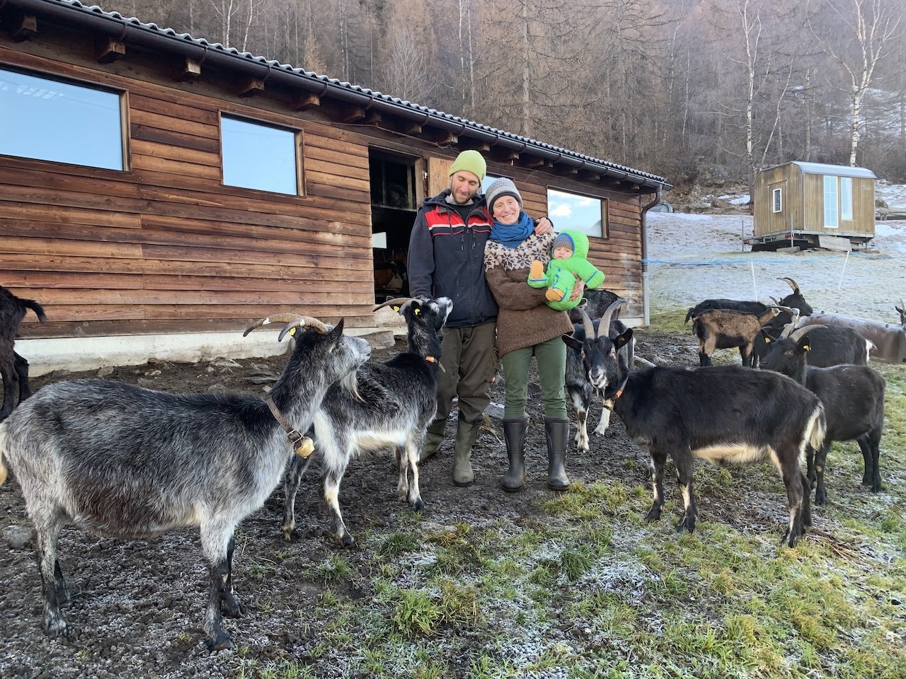 Sarah Hell und Curdin Barandun haben einen Bergbetrieb gesucht und den Hof Miadi gefunden