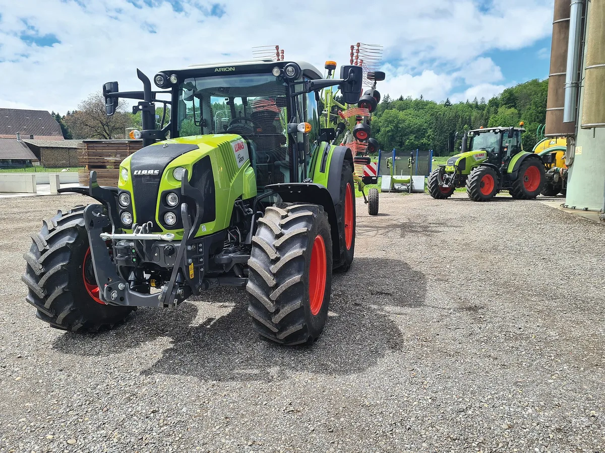 eba2bd3afa7048fc550803777aac3a86cc7fe04c Der Claas Arion 410 von Christian Zahnd in Niederönz BE leistet 90 PS und wird vor allem im Grünland eingesetzt und später auch bei der Kartoffelernte. Bild: die grüne/Beat Schmid