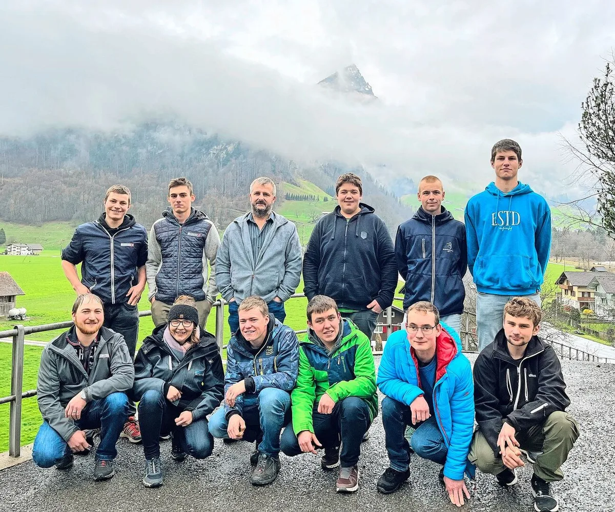 5ea45eeab10a86bd893f8272a6987e8b09df2c51eddc6a78b2a16090cecff67d Die zwölf Absolventen der Ausbildung zum Agrarpraktiker EBA in Giswil.