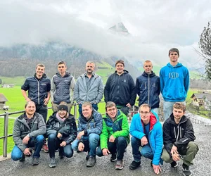 Die zwölf Absolventen der Ausbildung zum Agrarpraktiker EBA in Giswil.