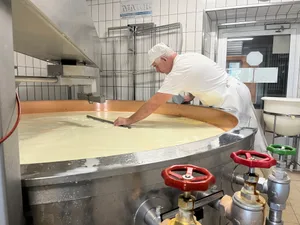 «Es ist eine schöne Arbeit hier oben»: Milchtechnologe Stefan Wicki am Kupferkessi.