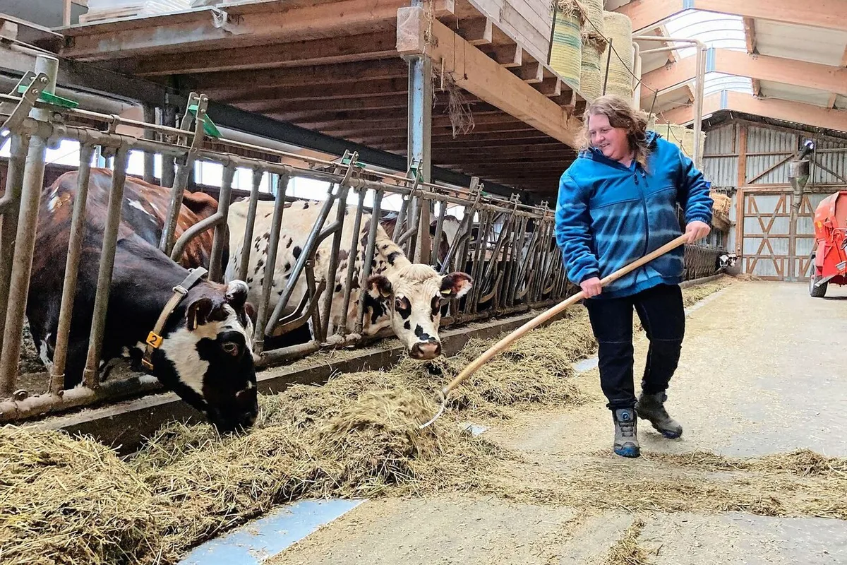 Mireille Hirt.jpg Mireille Hirt-Sturny in ihrem Stall. Ihre Mandate bei den Schweizer Milchproduzenten und der Branchenorganisation Milch behält sie vorerst.