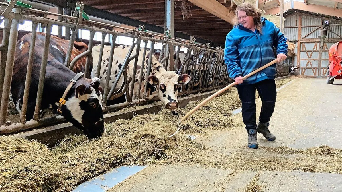 Mireille Hirt.jpg Mireille Hirt-Sturny in ihrem Stall. Ihre Mandate bei den Schweizer Milchproduzenten und der Branchenorganisation Milch behält sie vorerst.