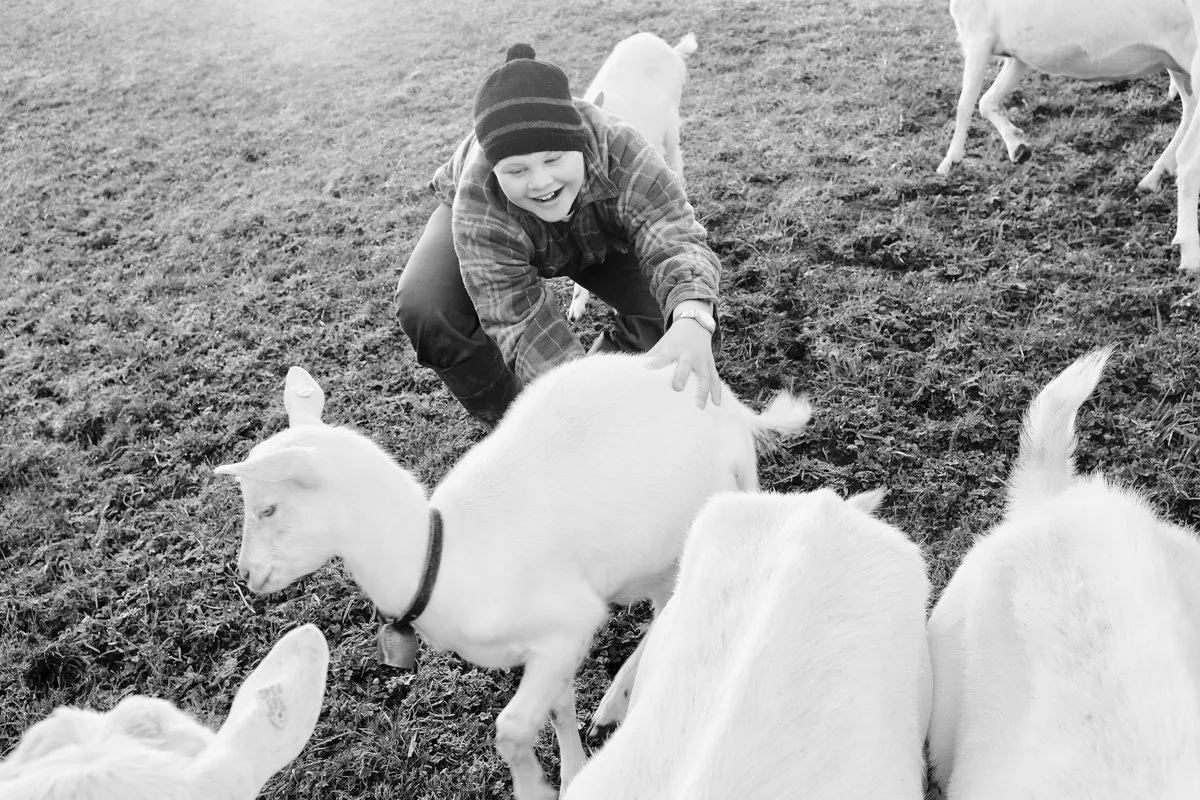 fb5c66d63bba79f8cb1629c3fa5b75fff578d3ca «Sie nehmen mich so, wie ich bin»: Cornelia Oberli liebt die Ziegen dafür. Zu ihnen hat sie eine ganz besondere Beziehung. (Bild Pinaki)