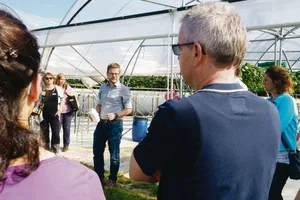 Den Kontakt zu den Konsumenten suchen, um den gezielten Einsatz von Pflanzenschutzmittel zu erläutern. Wie das funktioniert, zeigte Matthias Müller vom Betrieb «Sunnehof-Beeri» den Teilnehmenden des Business-Apéros von Agromarketing Thurgau.(Bild chw)