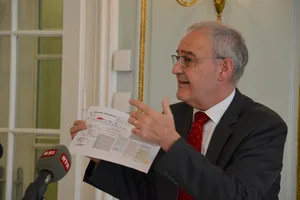 Agrarminister Parmelin zeigt zur Illustration eine Grafik vor, die das aktuelle – sehr komplexe – Kontrollwesen in der Landwirtschaft zusammenfasst.