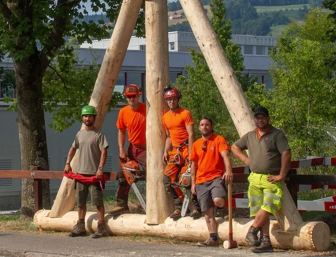 Und bereits stehen die fleissigen Helfer unter den stattlichen Begrüssungstoren (v.l.): Janic Nestola, Severin Sommerhalder, Dome Schürch, Markus Fankhauser und Roman Steffen (Bild&nbsp;Niklaus Messer / Fotoclub Münsingen)