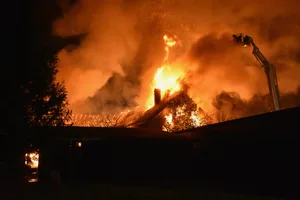 Der Föhn erschwerte den Feuerwehrleuten die Arbeit. (Bilder Kapo SG)
