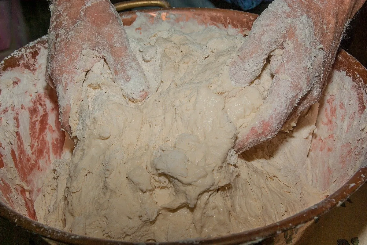 8fb77a80ce6c69408eef38edc5e547240220325c Geknetet hat er, ein ordentliches Brot gab es trotzdem nicht. (Symbolbild Pixabay)