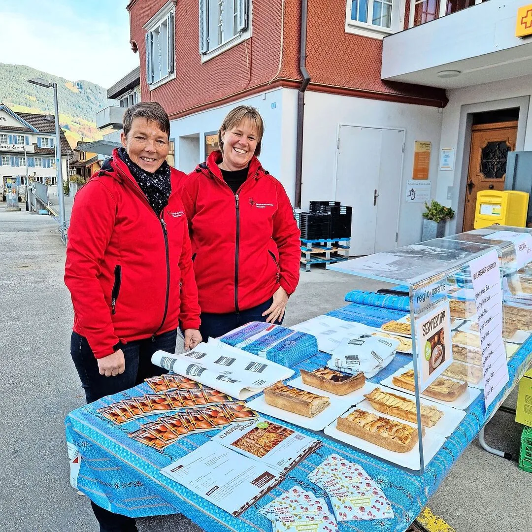 Susi von Ah (l.) und Petra Rohrer betreuten gemeinsam den Apfelwähenstand in Sachseln.