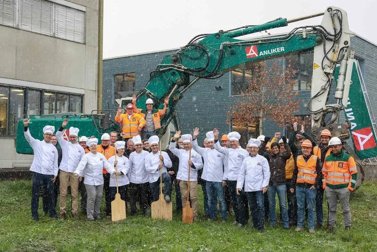 53461245a2318176e5a0352c5a9e0a83469b7f17 Beim Biscuithersteller Hug freut man sich sichtlich über den Spatenstich zum Erneuerungsbau. (Bild Hug)