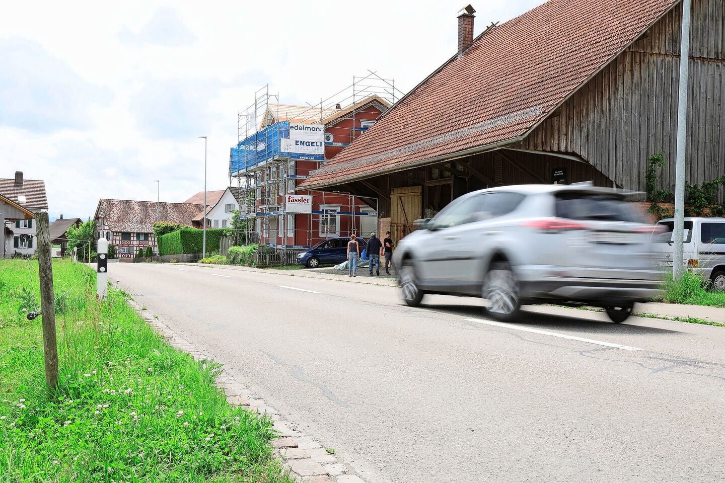 Die Autos auf der Kantonsstrasse vor dem Betrieb fahren schnell und gerade während Stosszeiten in hohen Kadenzen.
